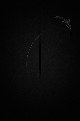 Una ilustración minimalista sobre un fondo negro texturizado que evoca el "Velo de la Magia." En el centro, una fina línea metálica vertical representa "El Filo de la Tradición." Desde la parte superior, un sutil adorno Art Nouveau plateado forma un arco delicado, sugiriendo la conexión entre la artesanía sagrada y el misterio liminal que defiende Arcane Domus.