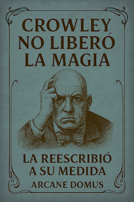 Una ilustración de estilo clásico y minimalista sobre un fondo verde azulado con textura. En el centro, un retrato detallado de Aleister Crowley con expresión severa, apoyando la cabeza sobre su mano derecha. La composición está enmarcada por orlas ornamentales de estilo Art Nouveau en las esquinas. El texto en tipografía serif clásica dice: "CROWLEY NO LIBERÓ LA MAGIA, LA REESCRIBIÓ A SU MEDIDA - ARCANE DOMUS", reflejando la perspectiva del artículo sobre la autoría y la codificación de su sistema mágico.